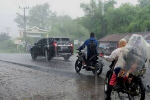 Hujan Lebat Disertai Kilat dan Angin Kencang di Jawa Barat Sepanjang Sore hingga Malam Hari, Begini BMKG
