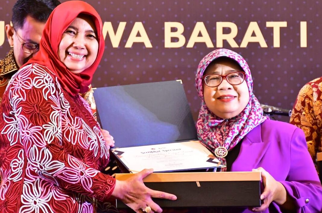 Sekretariat DPRD Jawa Barat Dapat Penghargaan  Sebagai Wajib Pajak dengan Kontribusi Pembayaran Pajak Terbesar